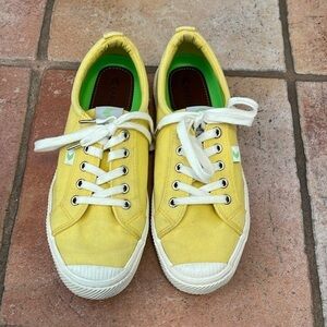 CARIUMA YELLOW CANVAS SNEAKER